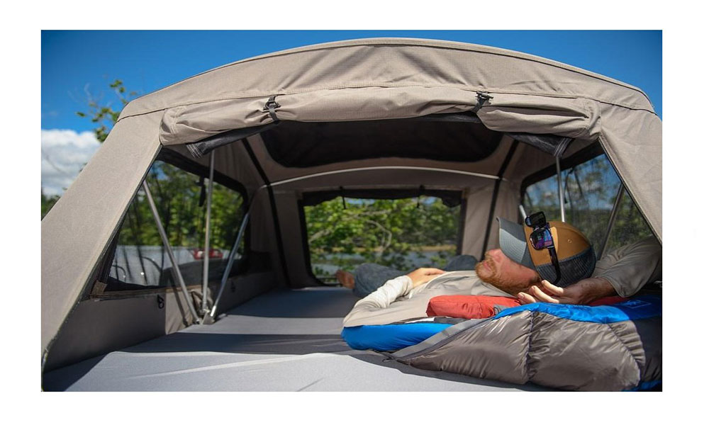 Άνδρας ξαπλωμένος στην σκηνή οροφής αυτοκινήτου Yakima Skyrise HD